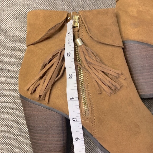 LC Lauren tan suede ankle booties with tassel, size 8 1/2M. - Picture 10 of 11